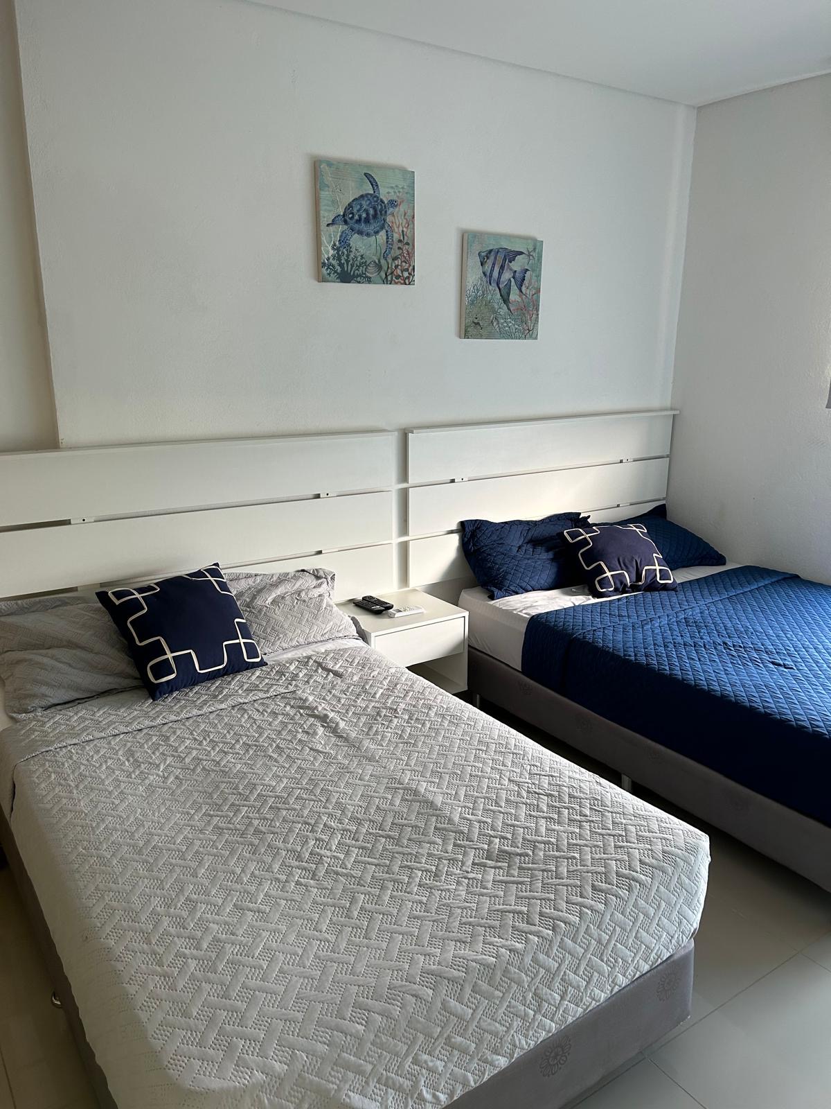 Habitación con dos camas y decoración marina