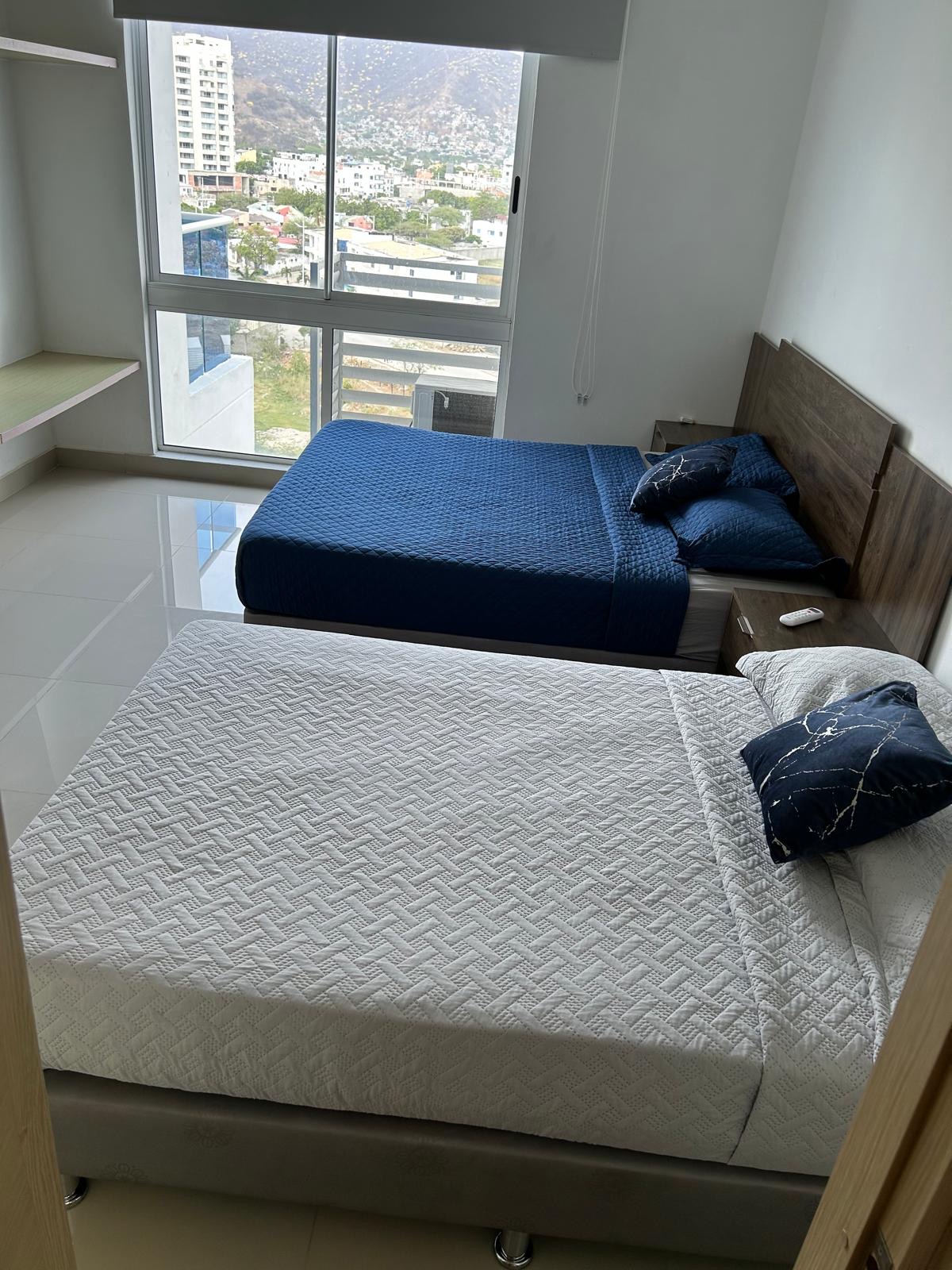 Habitación con vista a la ciudad y la Sierra