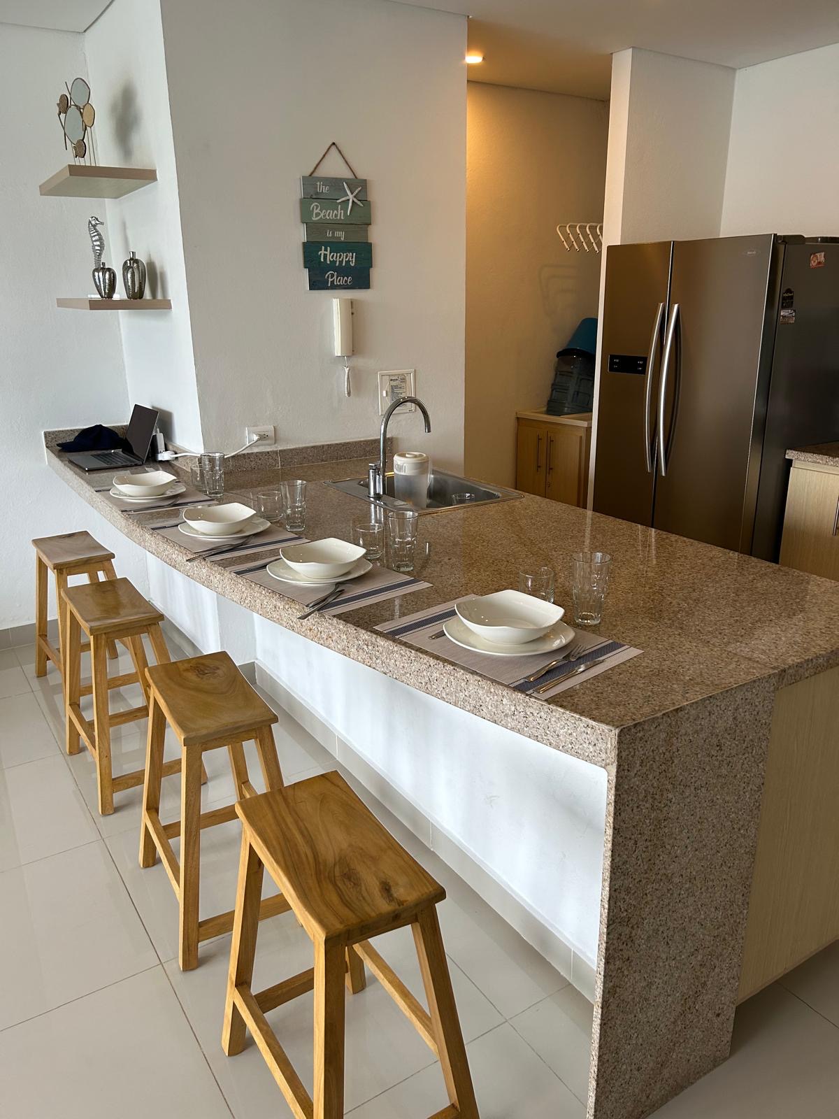 Barra americana con bancos de madera