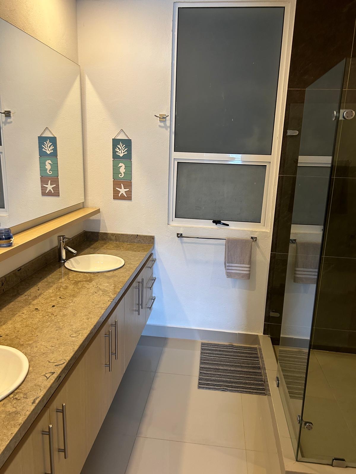 Baño principal vista completa