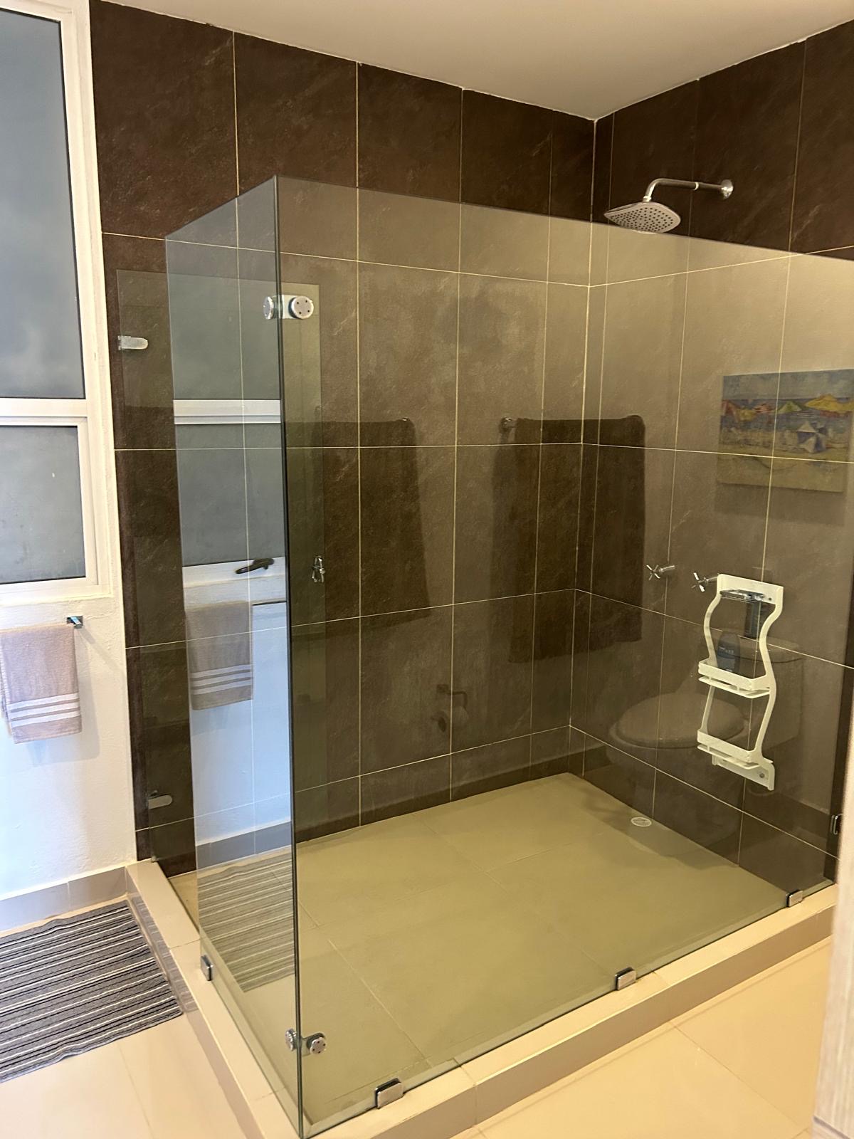 Ducha amplia en vidrio templado