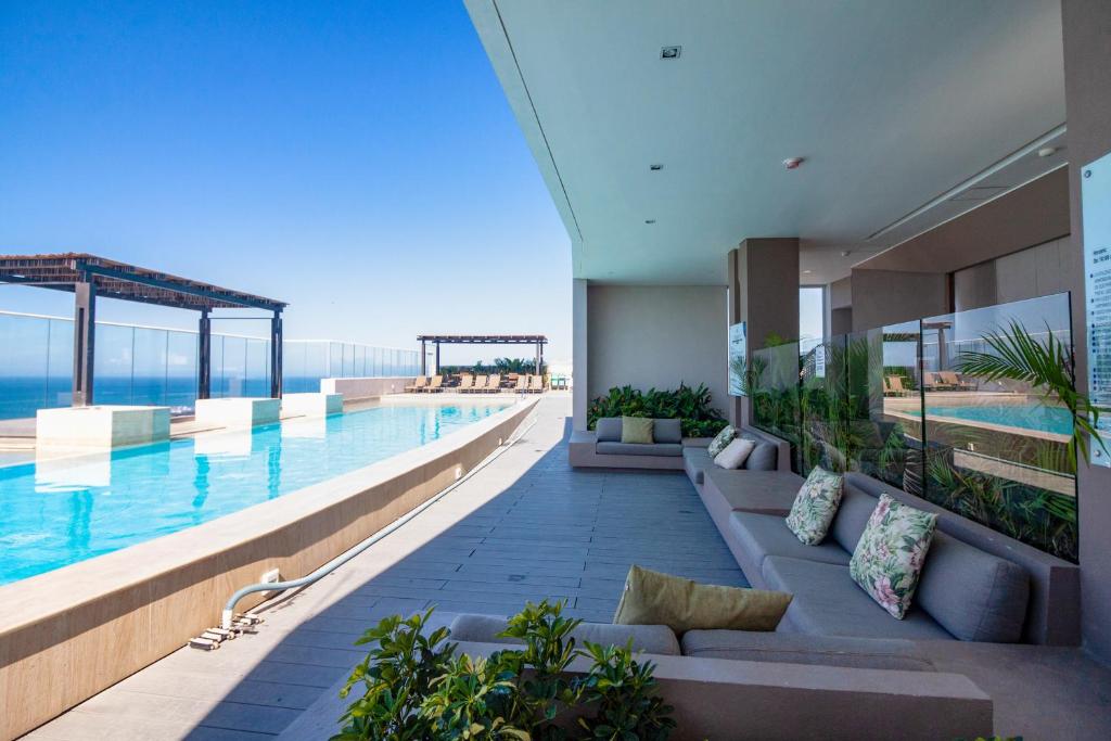 Piscina con zona lounge