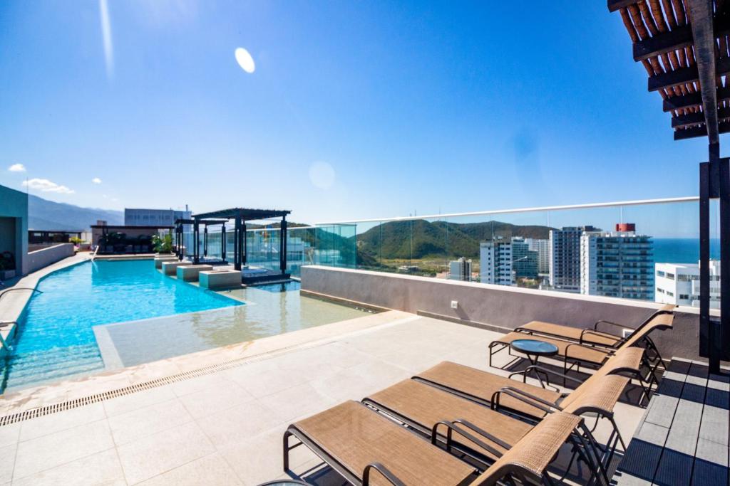 Pool deck con asoleadoras