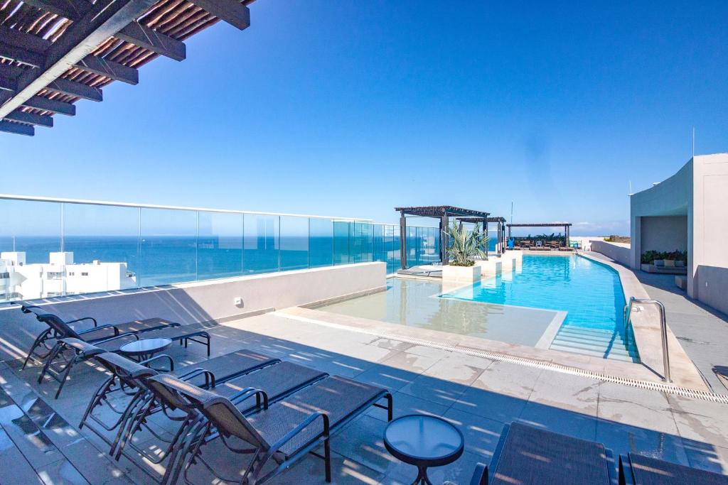 Piscina infinita frente al mar